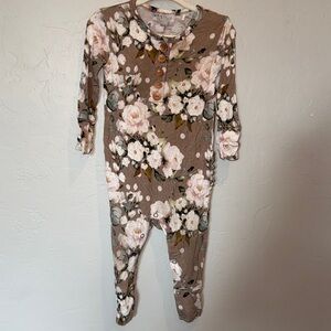 Posh Peanut Leona 12-18m Ruffle Butt Snap Footless Romper, GUC